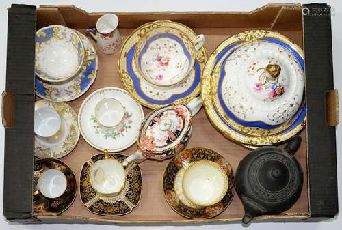 AN ENGLISH PORCELAIN MUFFIN DISH AND COVER AND A BREAKFAST CUP AND SAUCER EN SUITE, C1830, PAINTED