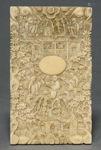 A CHINESE IVORY CARD CASE AND COVER, EARLY 19TH C, INTRICATELY CARVED WITH SCENES, 9.5CM Lid damaged