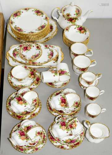 A ROYAL ALBERT OLD COUNTRY ROSES PATTERN DINNER SERVICE Although not every item has been