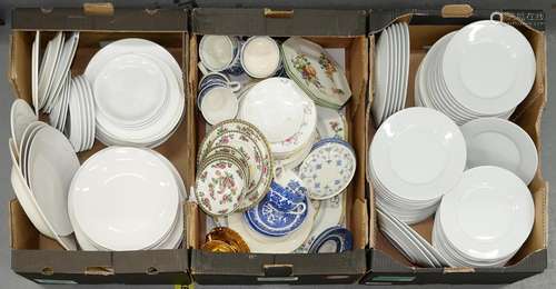 MISCELLANEOUS CERAMICS, TO INCLUDE AN EXTENSIVE SERVICE OF WHITE POTTERY DINNERWARE