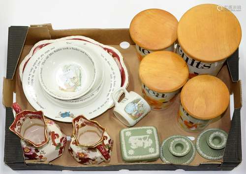 A SET OF FOUR S FIELDING & CO CROWN DEVON KITCHEN JARS AND WOOD COVERS, C1970, A GRADUATED PAIR OF