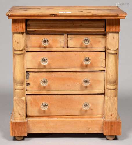 MINIATURE FURNITURE. A VICTORIAN PINE CHEST OF DRAWERS WITH BALUSTER PILASTERS AND MOULDED GLASS