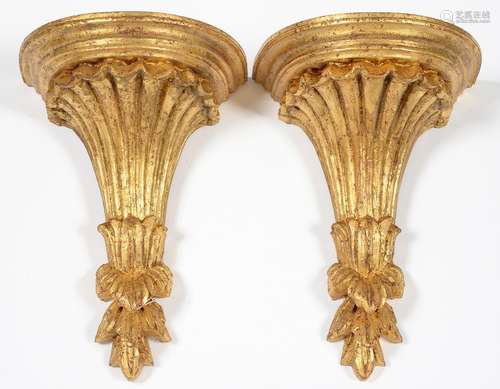 A PAIR OF NEO CLASSICAL STYLE GILT COMPOSITION WALL BRACKETS, 27.5CM H Good condition