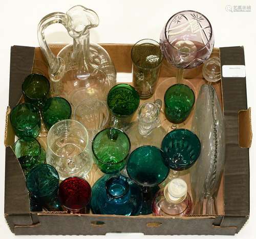 A SMALL COLLECTION OF VICTORIAN AND EARLY 20TH C CUT, COLOURED AND PLAIN GLASSWARE AND A MID 19TH