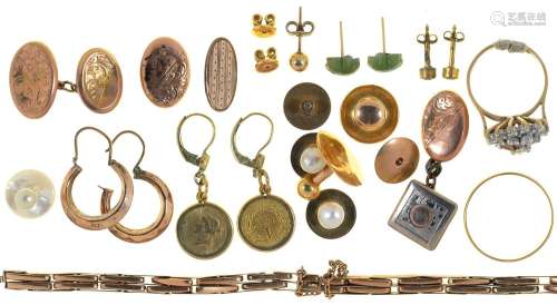 MISCELLANEOUS GOLD AND OTHER SCRAP JEWELLERY, TO INCLUDE A 9CT GOLD AND CZ RING, GOLD CUFFLINK,