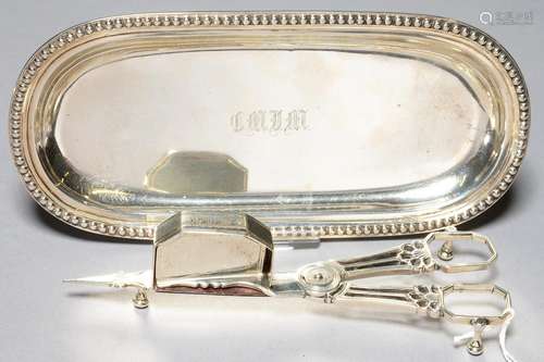 A PAIR OF GEORGE III SILVER WICK TRIMMERS, WITH PIERCED HANDLES AND REEDED BORDERS, ENGRAVED IN