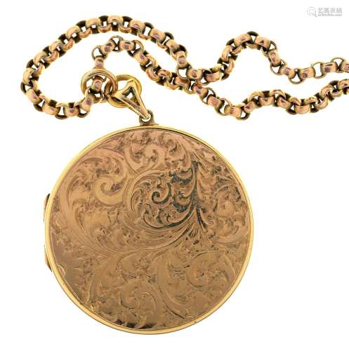 A 9CT GOLD LOCKET, ENGRAVED WITH LEAFY SCROLLS, 42MM DIAM, BIRMINGHAM 1987 AND A GOLD CHAIN, 31G (2)