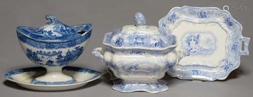 AN ENGLISH BLUE PRINTED PEARLWARE HERMIT PATTERN SAUCE TUREEN AND COVER, C1805-10, 15CM H AND AN
