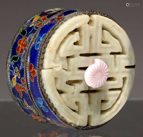 A CHINESE CLOISONNE ENAMEL BOX, THE COVER INSET WITH A CARVED STONE SHOU CHARACTER, FIRST HALF