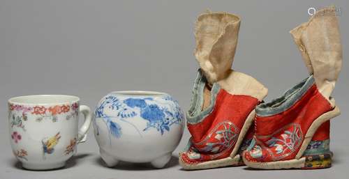 A CHINESE EXPORT PORCELAIN MINIATURE COFFEE CUP, C1780, 4.5CM H, A PAIR OF CHINESE EMBROIDERED RED