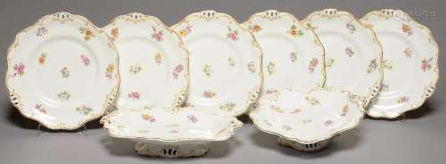 A DAVENPORT BONE CHINA DESSERT SERVICE, C1840, PRINTED AND PAINTED WITH SCATTERED FLOWERS, IN