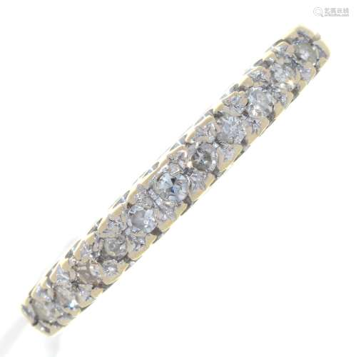 A DIAMOND ELEVEN STONE IN-LINE RING, IN 18CT WHITE GOLD, BIRMINGHAM 1971, 3.5G, SIZE Q Good