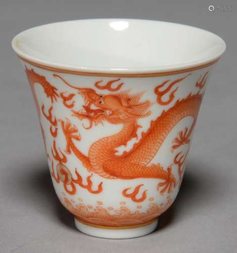 A CHINESE RED MONOCHROME 'MONTHS' WINE CUP, ENAMELLED WITH DRAGONS, GILT DETAIL, 5.5CM H,