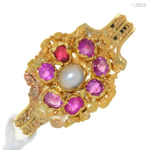 A RUBY, PEARL AND GOLD CANNETILLE RING, MID 19TH C, ON TWISTED WIRE BAND, UNMARKED, 1.8G, SIZE P½