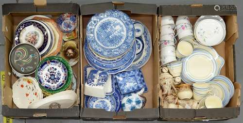 MISCELLANEOUS DECORATIVE CERAMICS, LATE 19TH C AND LATER, TO INCLUDE A DENBY STONEWARE COCKREL PLATE