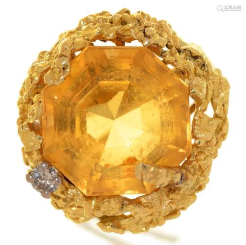 A CITRINE AND DIAMOND DRESS RING, WITH LARGER STEP CUT OCTAGONAL CITRINE, IN ABSTRACT CAST 18CT GOLD