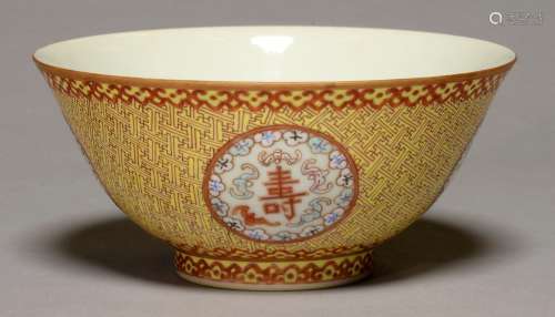 A CHINESE YELLOW GROUND PORCELAIN BOWL, WITH SLIGHTLY FLARED, GENTLY ROUNDED SIDES AND DECORATED