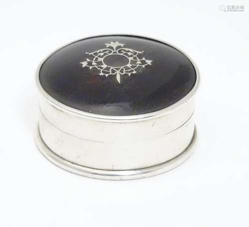 A round silver box with domed tortoiseshell top with piquet work detail to lid. Hallmarked London