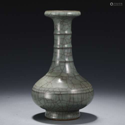 A Chinese Porcelain Ge Kiln Vase