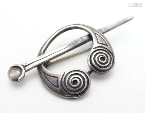 A silver brooch of penannular form approx. 2