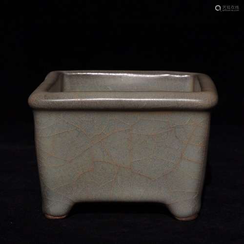 A Chinese Porcelain Guan Kiln Censer