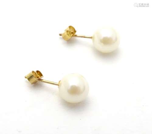 Pearl stud earrings Please Note - we do not make reference to the condition of lots within