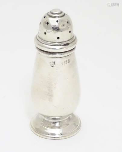 A silver pepper pot, hallmarked Birmingham 1935 maker J B Chatterley & Sons Ltd. 3