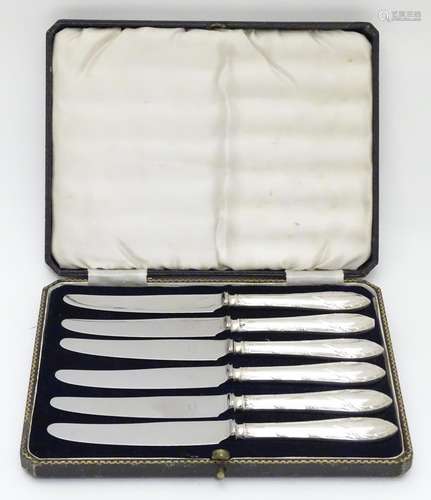 A cased set of six silver handled tea knives. Hallmarked Sheffield 1946 maker Harrison Brothers &