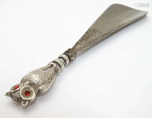 A shoe horn the silver handle formed as an owl. hallmarked Birmingham 1907 maker Crisford &