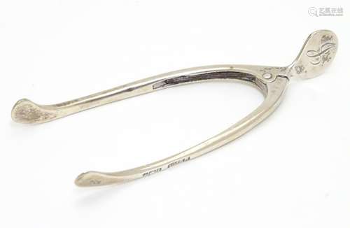 Silver sugar tongs of wishbone form with sprung action. Hallmarked Birmingham 1904, maker M.Bros (