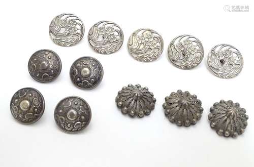 A quantity of assorted buttons to include a set of 5 silver buttons hallmarked Birmingham 1903 maker