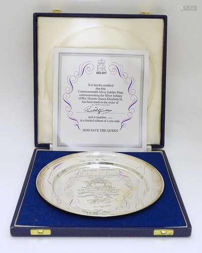 A Commemorative Commonwealth silver jubilee plate. Hallmarked London 1977 maker Roberts & Dore