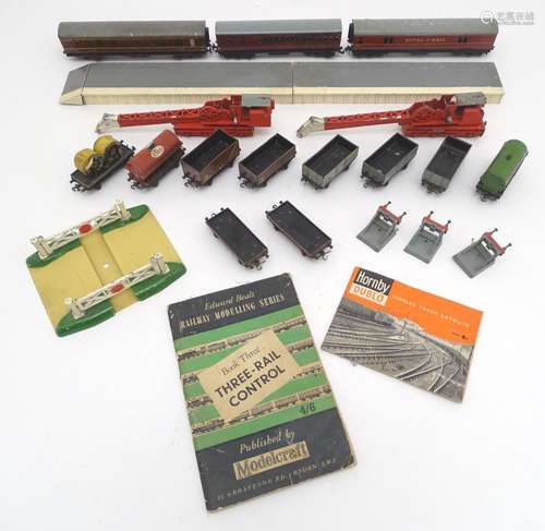 Toys: A quantity of Meccano Ltd. Hornby Dublo train carriages, coaches and accessories, to include