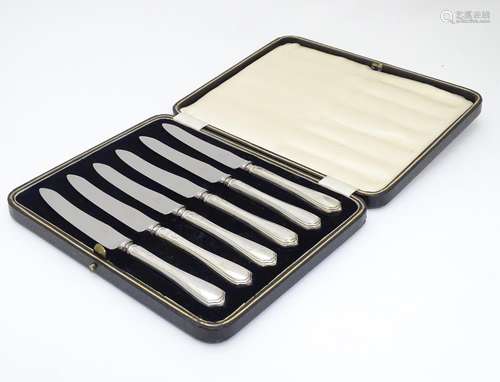 A cased set of 6 silver handled tea knives hallmarked Sheffield 1938 maker C H Beatson Please Note -