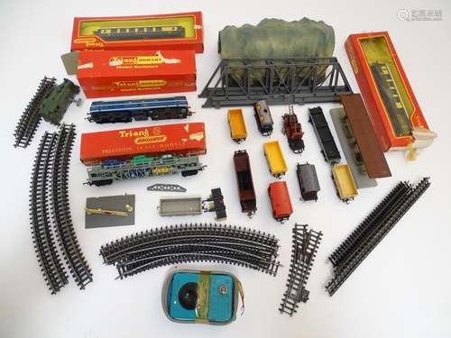 A quantity of Hornby / Triang / Jouef 00 gauge railway coaches, carriages, wagons and accessories