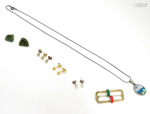 Assorted jewellery including some silver ad gold items. Please Note - we do not make reference to