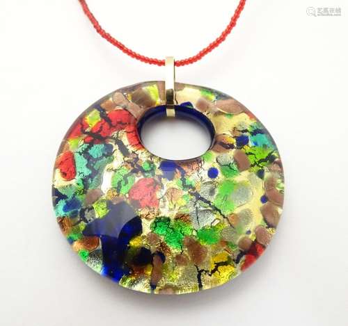 A 20thC studio art glass Murano pendant with 9ct gold hanging loop and bead chain. the pendant 2