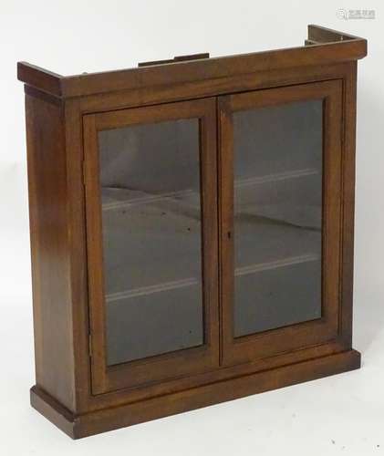 An early 20thC mahogany glazed bookcase containing three shelves within. 32