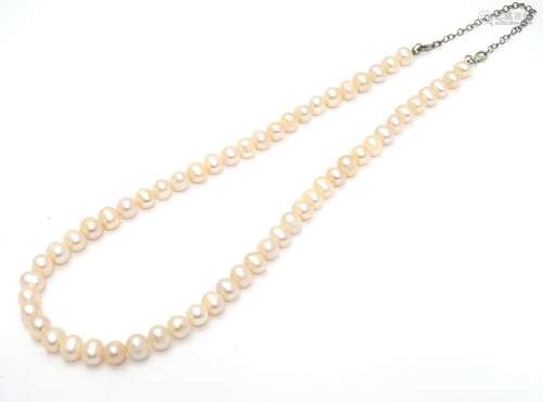 A pearl necklace with silver clasp. approx. 18