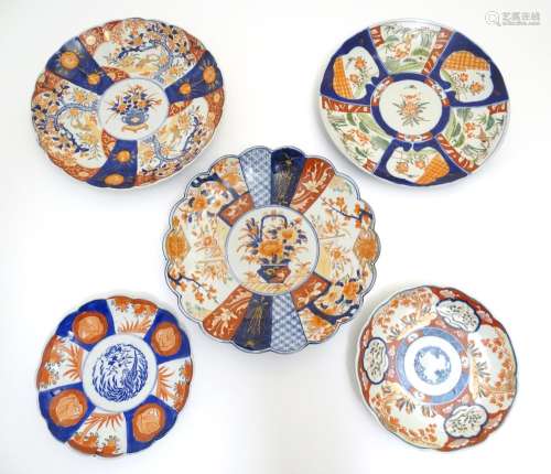 Five assorted Imari plates / chargers, four with lobed edges with decorated central medallions, with
