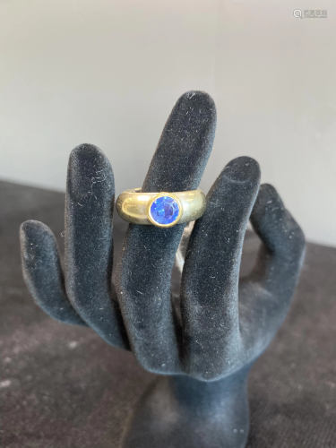 18 kt gold ring set with a 0.6 C Ceylon sapphire.