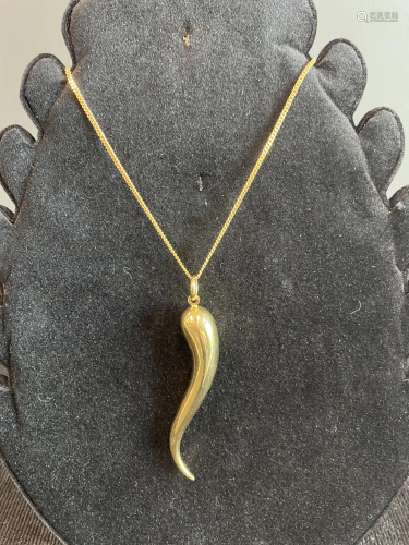 Chilli-shaped 18k yellow gold pendant with its 50cm