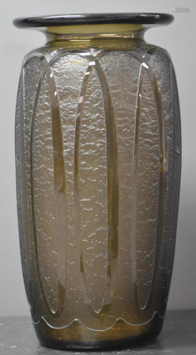 Large Daum vase signed with abstract decoration