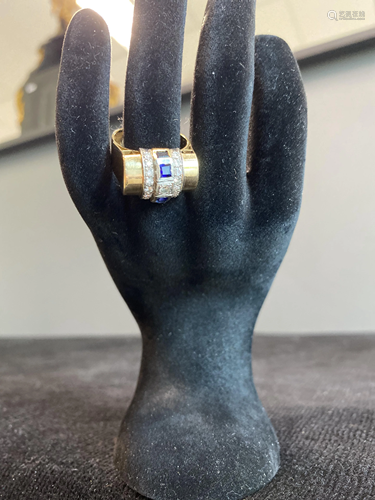 18k gold ring set with a Sapphire sapphire and