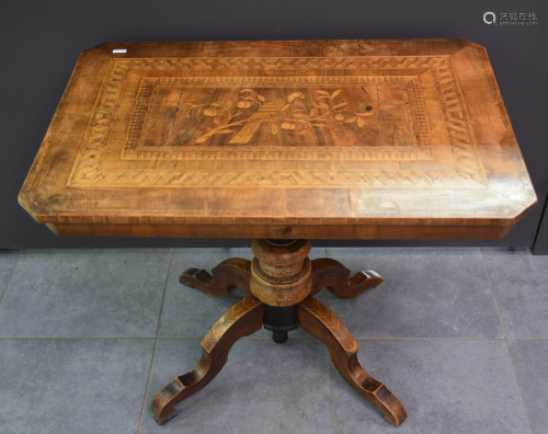 Pedestal table in veneer with inlaid bird decoration.
