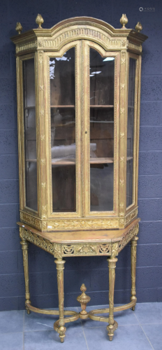 Showcase on its console in gilded and carved wood.