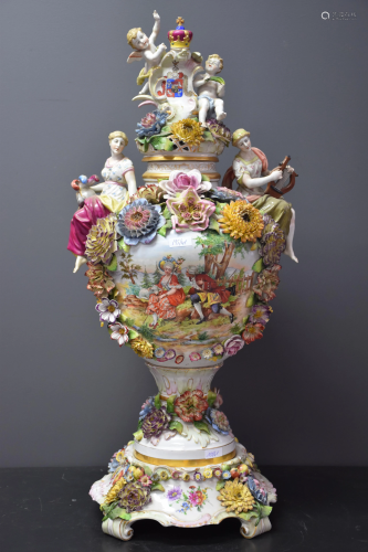 Important covered pot in German porcelain decorated