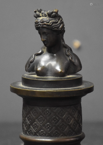 Bronze inkwell circa 1820 decorated with an antique