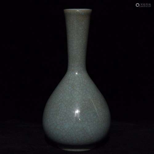 A Chinese Procelain Ru Yao Ice Pattern Vase