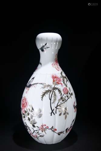 A Chinese Procelain Famille Rose Garlic Vase With Pattern